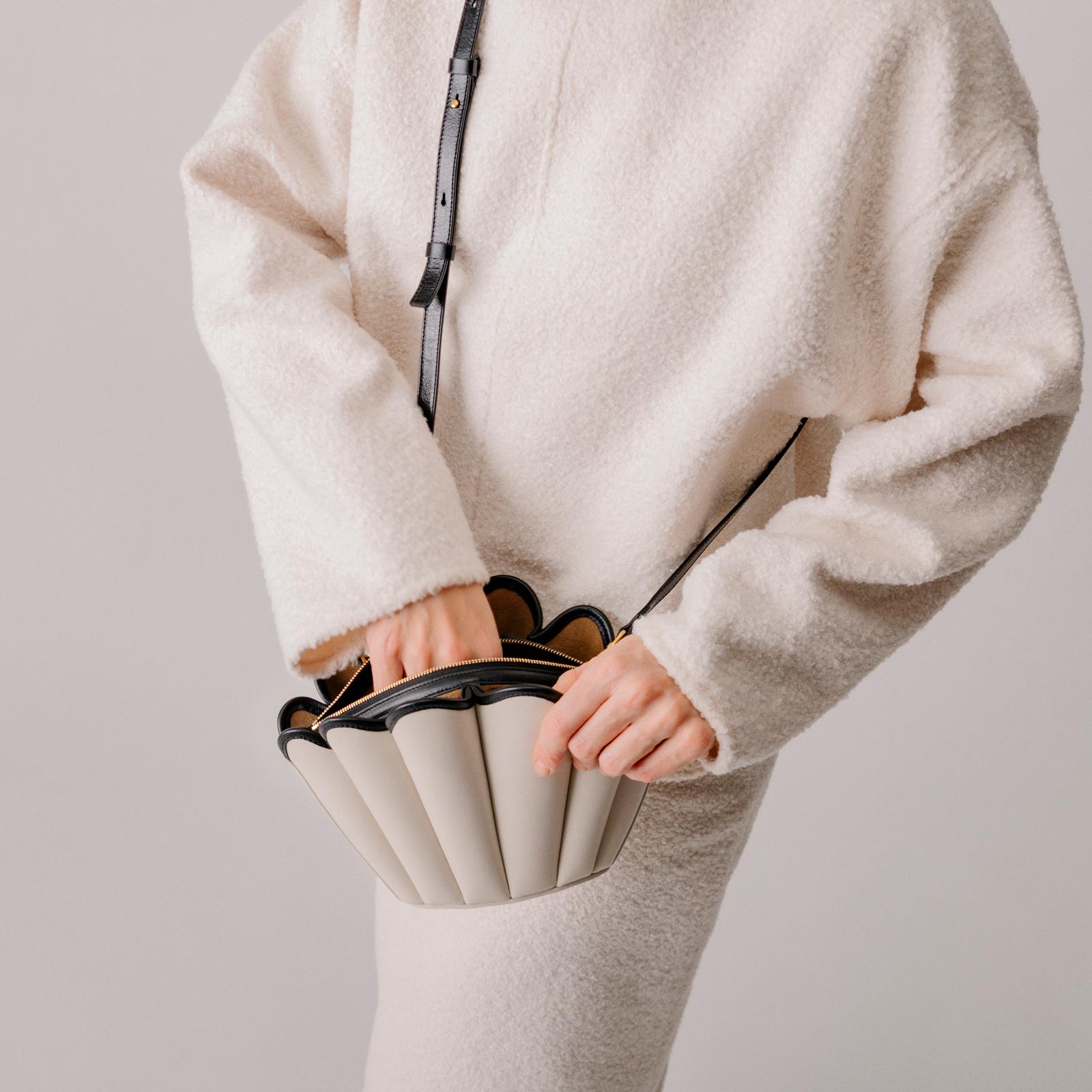 Seashell Crossbody - Tan